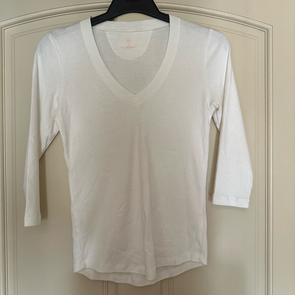 Gap 3/4 sleeve with curved hem